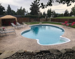 Casa/apartamento entero Clean And Comfortable House With Swimming Pool On Golf Course (Kelowna, Canadá)