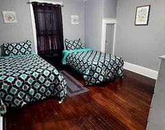 Hele huset/lejligheden Comfortable 3 Bedroom Home With Private Parking! (Elmira, USA)