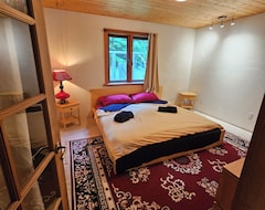 Entire House / Apartment Country Manor Eco Home. Old Growth On 10 Acres. 5 Min From Beach. Pet Friendly. (Slocan, Canada)