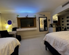 Beautiful Oceanview Modern Hotel Room W/ Balcony (Fort Lauderdale, USA)