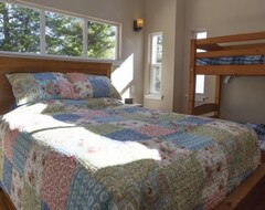 Entire House / Apartment Lake House with Sauna, kayaks, S.U.P.'s, snorkeling sets and boat parking (Polson, USA)