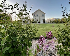 Toàn bộ căn nhà/căn hộ Enjoy A Bespoke Modern Farmhouse With Bruce Trail Hiking Near Collingwood! (Stayner, Canada)