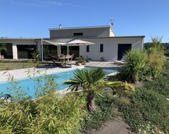 Cijela kuća/apartman Comfortable Contemporary Villa With Swimming Pool, Large Plot, Fiber / Wifi (Onet-le-Château, Francuska)
