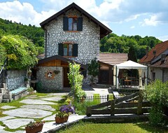 Toàn bộ căn nhà/căn hộ Independent Cottage In Ponte Nelle Alpi, With Private Garden, Wi-fi And Jacuzzi (Ponte nelle Alpi, Ý)