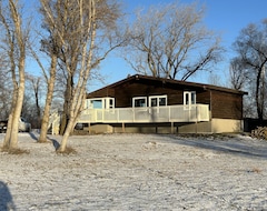 Entire House / Apartment Waters Edge Cabin On One Acre Lakefront - A Perfect Retreat Winter Or Summer! (St.Laurent, Canada)