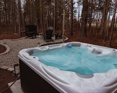 Entire House / Apartment The Cabin At Hurdle Mills - Hot Tub | Fire Pit | Pets Allowed (Yanceyville, USA)