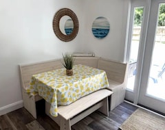 Cijela kuća/apartman Freshly Remodeled Coastal Inspired 3bed 2bath Home Sleeps 11! Minutes To Beach! (Jacksonville Beach, Sjedinjene Američke Države)