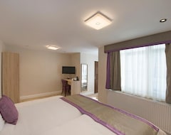 OYO Townhouse 30 Sussex Hotel (Loughton, United Kingdom)