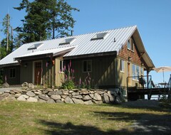 Hele huset/lejligheden Charming Ocean View House with Hot Tub (Saturna Island, Canada)