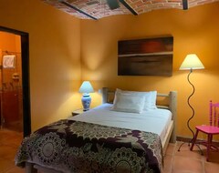 Hotel Lolitas Inn Gallery + Healing Arts Center (Chapala, Mexico)