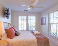 Hele huset/lejligheden Centrally Located Across Street From Beach, Live Music Hall, Shops & Restaurants; Community Pool! (Isle of Palms, USA)