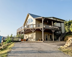 Entire House / Apartment Voted Best View in the Area! New Construction - Hot Tub - Pool Table - Free Wifi (Marion, USA)
