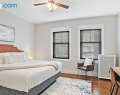 Casa/apartamento entero Vibrant & Roomy 3br Apartment With In-unit Laundry - 53rd St 2e (East Chicago, EE. UU.)