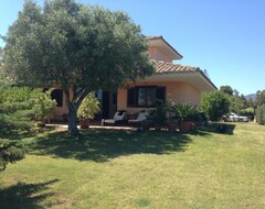 Koko talo/asunto Villa with large garden 100 mt from the sea, 30 km from Cagliari (Pula, Italia)