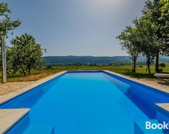 Toàn bộ căn nhà/căn hộ Beautiful Cottage With Heated Pool For 16 People (Plaški, Croatia)