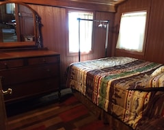Entire House / Apartment Cozy Up-north Cabin Near Lake (Ossineke, USA)
