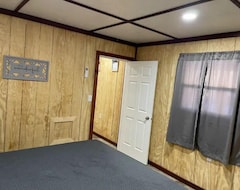 Entire House / Apartment Rustic King Cabin (Ellington, USA)