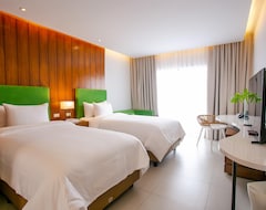 Hotel Timberland Highlands Resort (Manila, Philippines)
