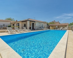 Casa/apartamento entero Beautiful Villa With Large Garden And Swimming Pool, Great Base For Exploration Of Istria (Sveti Lovreč, Croacia)
