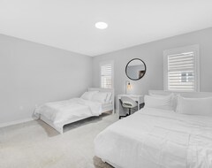 Cijela kuća/apartman Entire Two Storey+4 Bed+ping-pong+65 Tv+enclosed Backyard (Kitchener, Kanada)