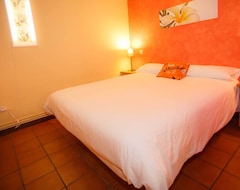 Toàn bộ căn nhà/căn hộ Comfortable Bedroom Apartment And Sofa Bed On The Ground Floor With Fireplace (Robregordo, Tây Ban Nha)