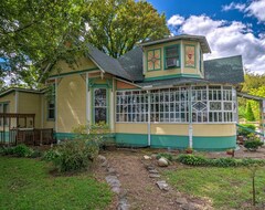 Koko talo/asunto New! Eclectic 5br Russellville House W/ Garden! (Russellville, Amerikan Yhdysvallat)
