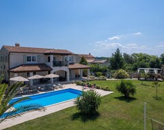 Hele huset/lejligheden Design Villa With Private Pool, Fenced Garden, Covered Terrace, Volleyball, Bbq (Brtonigla, Kroatien)