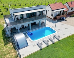 Cijela kuća/apartman Surrounded By A Tree Plantation, This Modern Accommodation Welcomes You With A Pool, Whirlpool And S (Pitomača, Hrvatska)