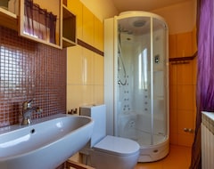 Koko talo/asunto Luxury Super Great House, 5 Bedrooms, 10 People Quiet Resort (Marčana, Kroatia)