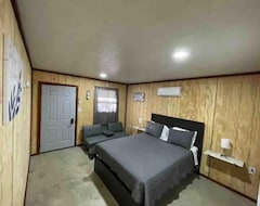 Entire House / Apartment Rustic- Queen Cabin (Ellington, USA)