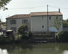 Toàn bộ căn nhà/căn hộ Renovated House By The River (Velluire, Pháp)