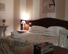 Hotel B&B Napoli Centrale Room&Jacuzzi (Napulj, Italija)