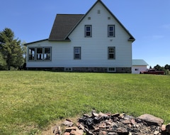 Entire House / Apartment A Beautiful Farmhouse On 360 Acres With 2 Lakes. Great Family Retreat! Events!!! (Baraga, USA)