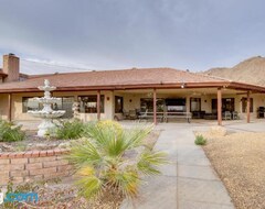 Toàn bộ căn nhà/căn hộ Spacious California Oasis Patio, Fireplace And Pool (Apple Valley, Hoa Kỳ)