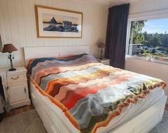 Hele huset/lejligheden New: Holiday House With Sauna -bath Barrel - Lake View Renovated 2022 Motorboat (Svelvik, Norge)