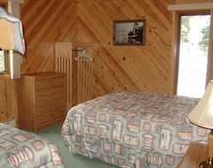 Entire House / Apartment Lakeside Deluxe 3 Bedroom Cottage - Sioux Narrows (Sioux Narrows, Canada)
