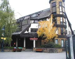 Khách sạn Clock Tower Resort (Whistler, Canada)