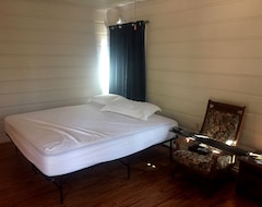 Hotel Cowboys Retreat By The Firing Range (Piru, USA)