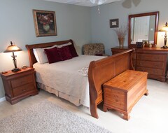Entire House / Apartment 8 Bedrooms W/onsite Waterfalls, Multiple Decks, Bbq, Hot Tub, Fire Pit And More! (Moorefield, USA)