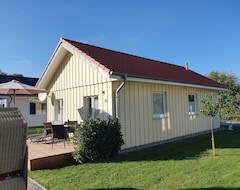 Tüm Ev/Apart Daire Close To The Beach Holiday Home In A Quiet Field Location With A Spacious Wooden Terrace (Altefähr, Almanya)