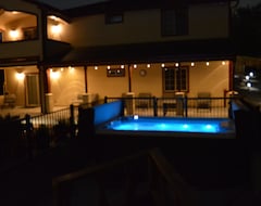 Hele huset/lejligheden Colorado Getaway W/ Hot Tub & Fire-pit Sleeps 20+ (Edgewater, USA)
