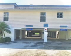 Hotel Quiet And Spacious Waterfront Condo Across The Street From Beach! (Indian Shores, USA)