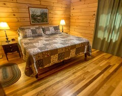 Casa/apartamento entero Pine Log Lodge -log Cabin W/babbling Creek, Hot Tub, Fire Pit & Pin Ball! (Jefferson, EE. UU.)