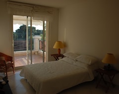 Hotel In Carqueiranne, In An Exceptional Location, A 2-Bedroom Fully Fitted Apartment (Carqueiranne, Frankrig)