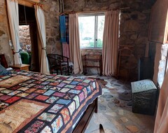 Toàn bộ căn nhà/căn hộ Secluded Rustic Unique Stone Cottage With Camping (Muswellbrook, Úc)