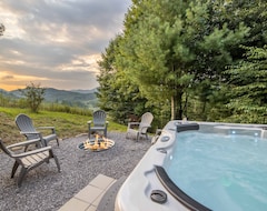 Entire House / Apartment New Listing Hot Tub, Fire-pit, Spectacular Mtn View, 30 Mins To Asheville (Burnsville, USA)