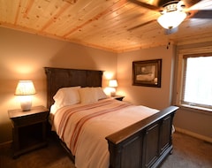 Entire House / Apartment Luxurious Lakefront Retreat: 4 Br/3 Ba, Ski/golf/swim, Sleeps 16 (Biwabik, USA)