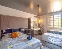 Toàn bộ căn nhà/căn hộ Au Bonheur Caché - Five Bedroom House, Sleeps 15 (Vianne, Pháp)