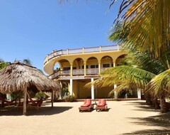 Hele huset/lejligheden Beachfront Mellow Yellow Beach House, Hopkins,Bze. Offers Weekly Rates,Ask Mgr (Hopkins, Belize)