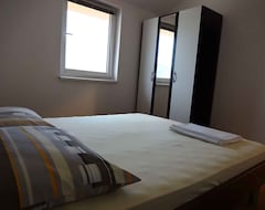 Hotel Holiday Apartment With Air Conditioning, Satellite Tv And Internet Access (Malinska, Hrvatska)